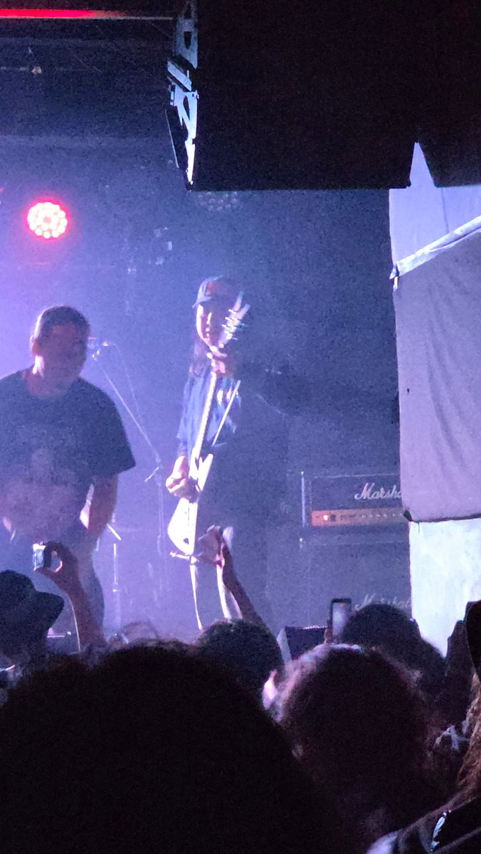 2000年代のテキサスデスメタルのデモ音源みたいなギターの音出してる人いたので見に行ったら知ってる人だった。