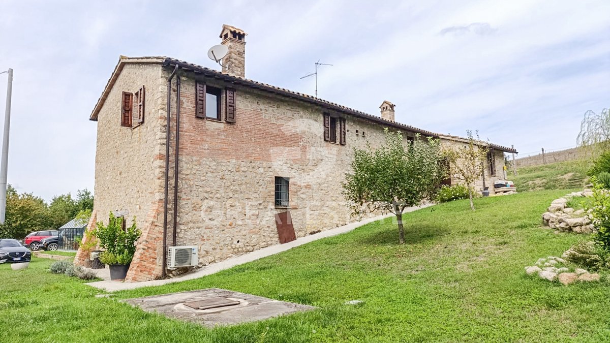 italianhouses's tweet photo. 🇮🇹🌄Restored stone farmhouse with views of #Todi
🏡🌿Beautifully renovated with traditional #Umbrian materials, this 260 m2 home is set over 2 levels with private garden & greenhouse. €380,000
https://t.co/a0ODRbLb6L
#Umbria #Perugia #PropertyItaly #ItalianProperty #ItalyHomes https://t.co/PZEM1gMqj7