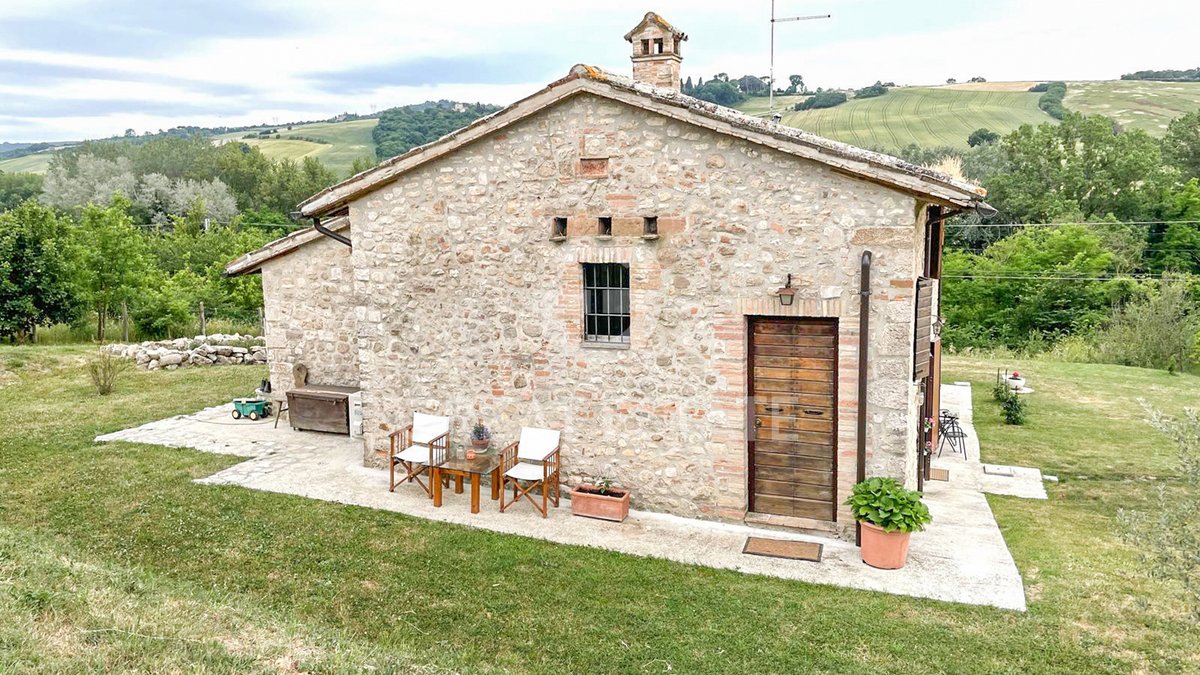 italianhouses's tweet photo. 🇮🇹🌄Restored stone farmhouse with views of #Todi
🏡🌿Beautifully renovated with traditional #Umbrian materials, this 260 m2 home is set over 2 levels with private garden & greenhouse. €380,000
https://t.co/a0ODRbLb6L
#Umbria #Perugia #PropertyItaly #ItalianProperty #ItalyHomes https://t.co/PZEM1gMqj7