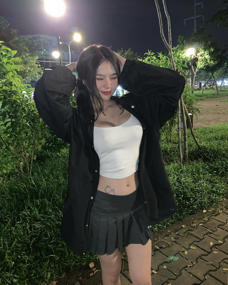 ngthnhen's tweet photo. Anh có thích chơi public không https://t.co/rSMGIPEV1I