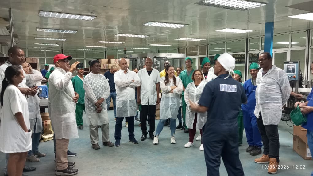 En la Ronera Santiago de Cuba recibimos a los máximos dirigentes del PCC en la provincia. Un espacio propicio para compartir la cultura y tradición del Ron Ligero Cubano.
En el año de su Centenario, evocamos la figura del Comandante en Jefe Fidel Castro Ruz. 🇨🇺🥃
#SantiagoDeCuba