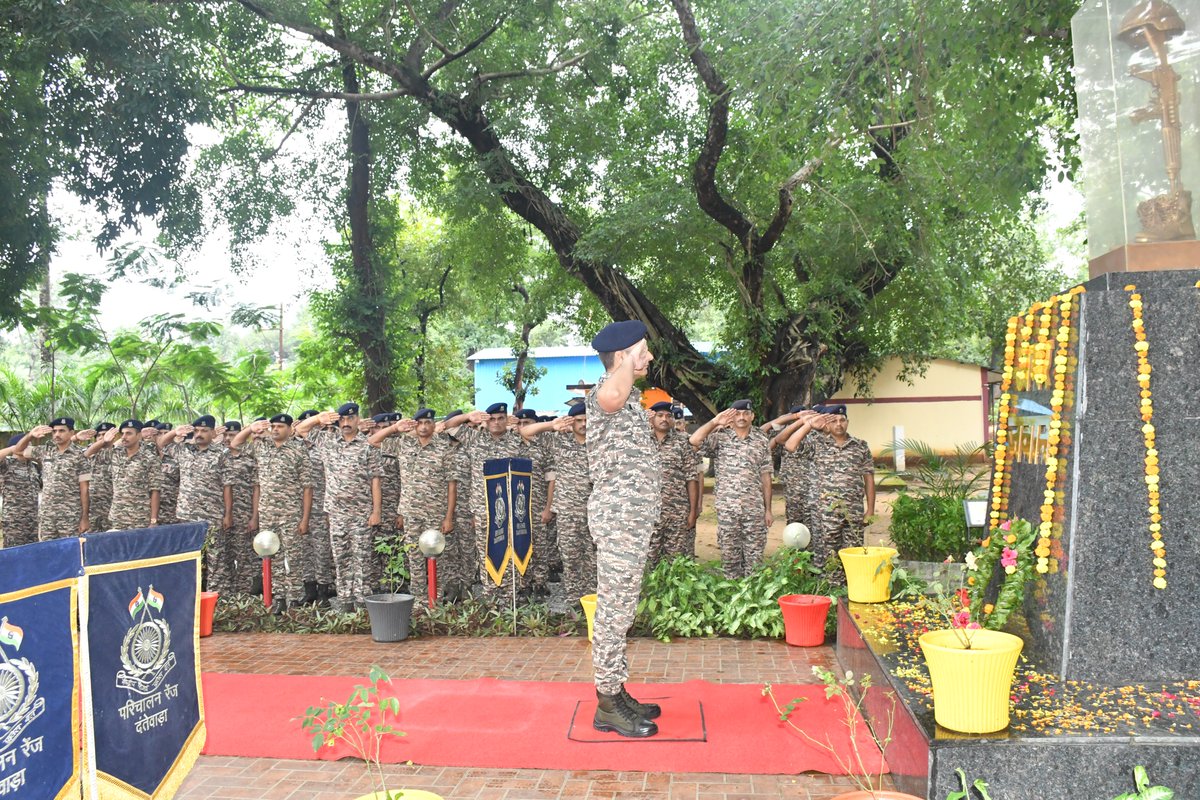 Digpopsdwa's tweet photo. श्री राकेश चौधरी, उप महानिरीक्षक (परिचालन) के नेतृत्व में दिनांक 19 मार्च 2026 को परिचालन रेंज दंतेवाड़ा में सी.आर.पी.एफ. स्थापना दिवस मनाया गया । https://t.co/R6iZAhvlNx