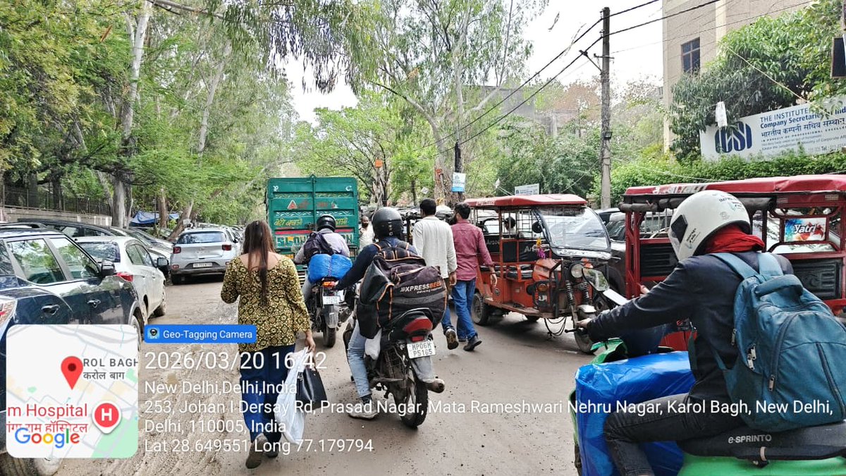reynoldrobert's tweet photo. @LtGovDelhi @SandhuTaranjitS @gupta_rekha @CMODelhi This 500 metre road has over 1000 cars parked reducing the path to practically only one lane taking over 1.5 hrs to cross this section.. over 3000 students have to cross this road daily to enter and exit the educational institution here. Request your urgent intervention. Attached photos for reference.
