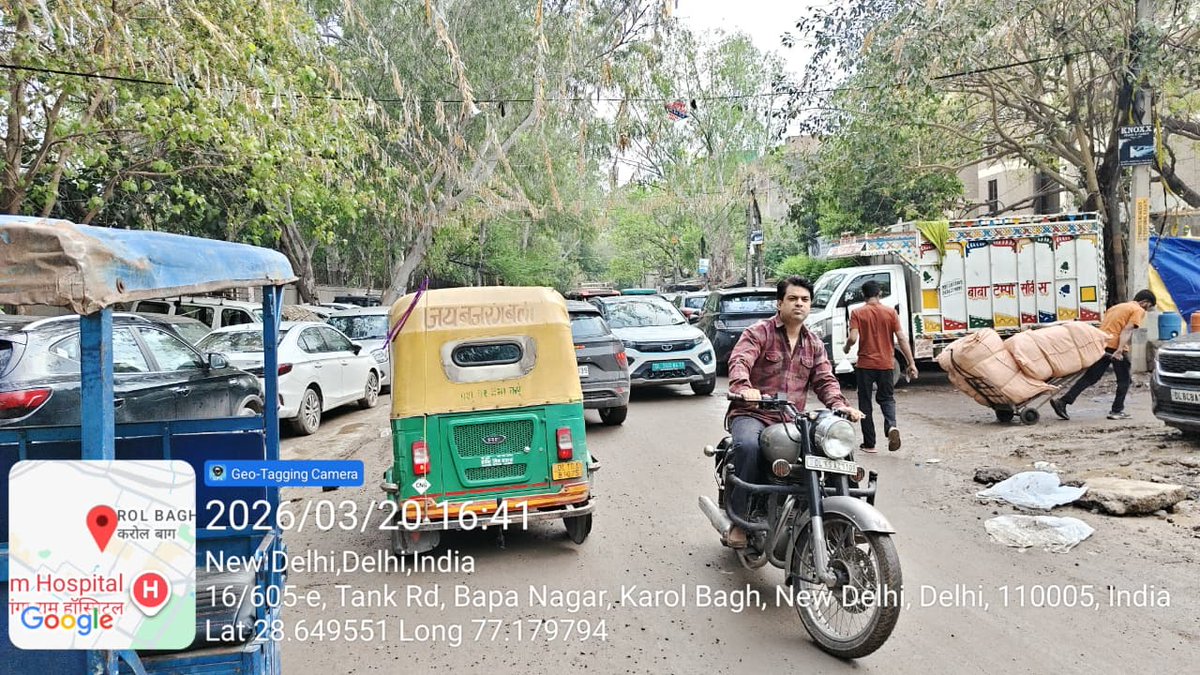 reynoldrobert's tweet photo. @LtGovDelhi @SandhuTaranjitS @gupta_rekha @CMODelhi This 500 metre road has over 1000 cars parked reducing the path to practically only one lane taking over 1.5 hrs to cross this section.. over 3000 students have to cross this road daily to enter and exit the educational institution here. Request your urgent intervention. Attached photos for reference.