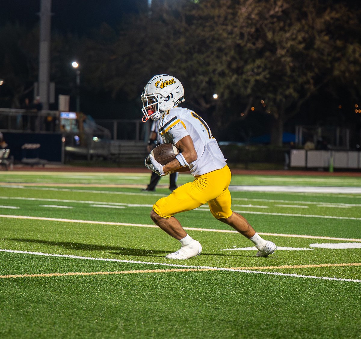 AydenG_27's tweet photo. Always on the grind!! Check me out coaches! https://t.co/ZzBtIlkWKC
@DGouin09 @CoachRodeBV @CoachVillegasBV @VerotFB_Recruit @BishopVerotFB https://t.co/2K7PAEQM8d