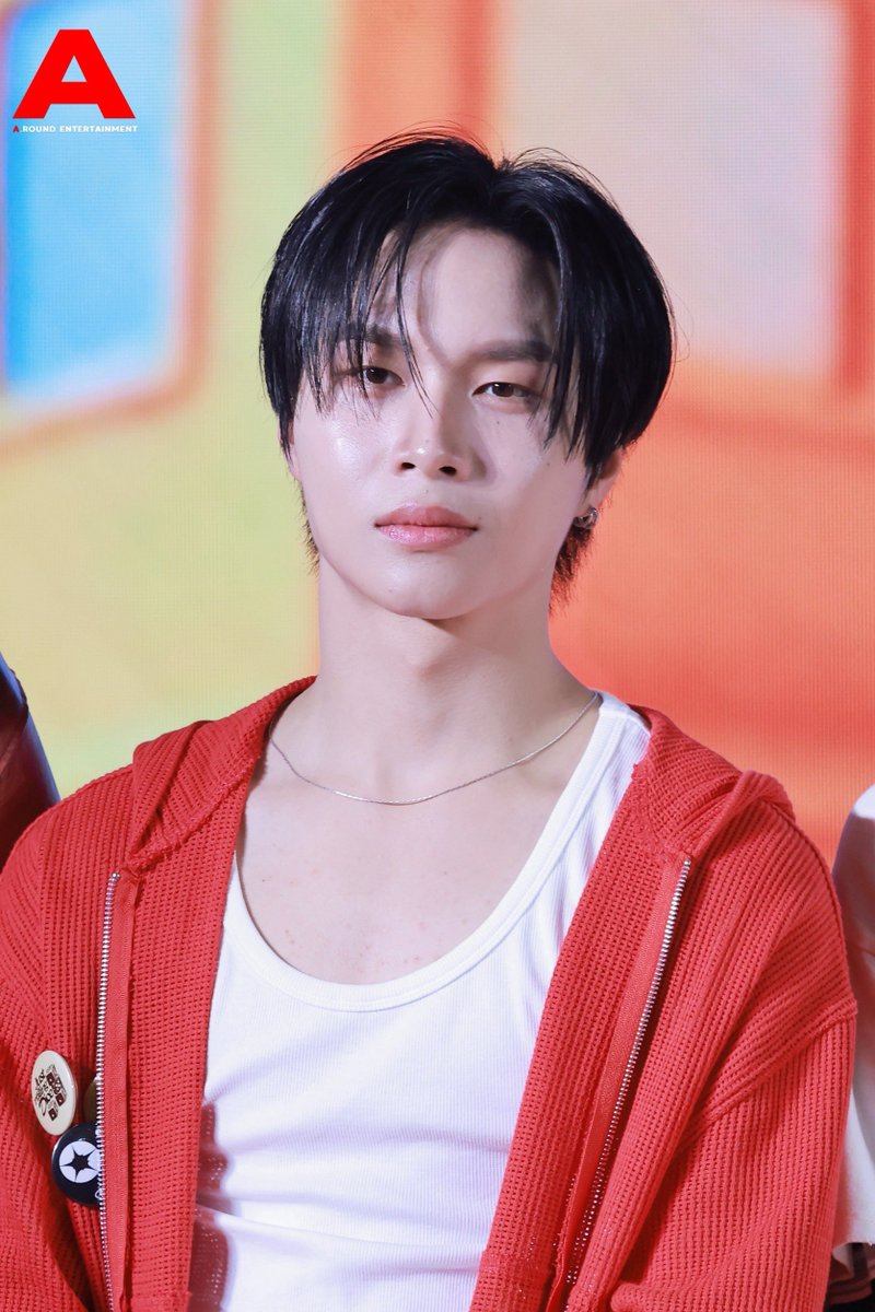 โอโหหห พ่อคุณหล่ออะไรขนาดนั้น

#JUNGT #USEFULFOODXBUS