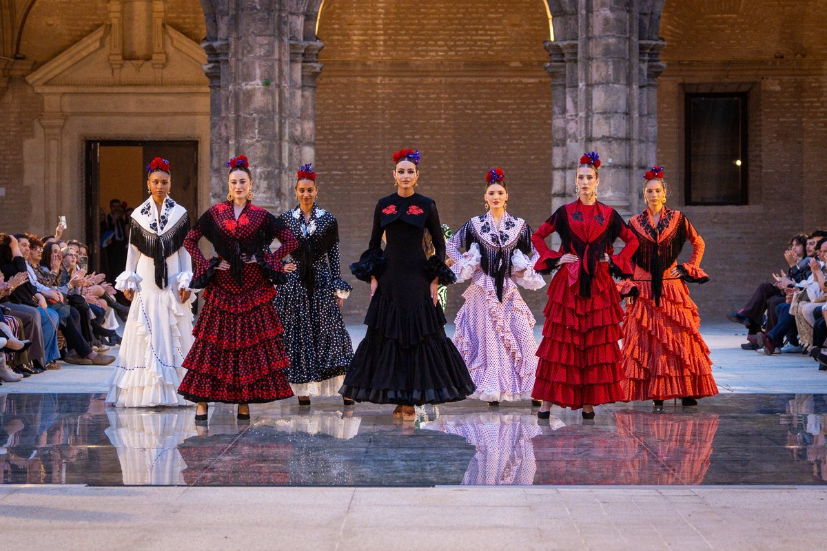 sevillademoda's tweet image. Premier Lunar @Flamentex 2026, la eclosión de un nuevo ciclo en la Moda Flamenca 💃

Sevilla ha acogido una jornada dedicada en exclusiva al emprendimiento y el talento joven en el sector de la moda flamenca.

#Sevillahoy #ModaFlamenca #Andalucía #Talento

sevillademoda.es/escuela/premie…