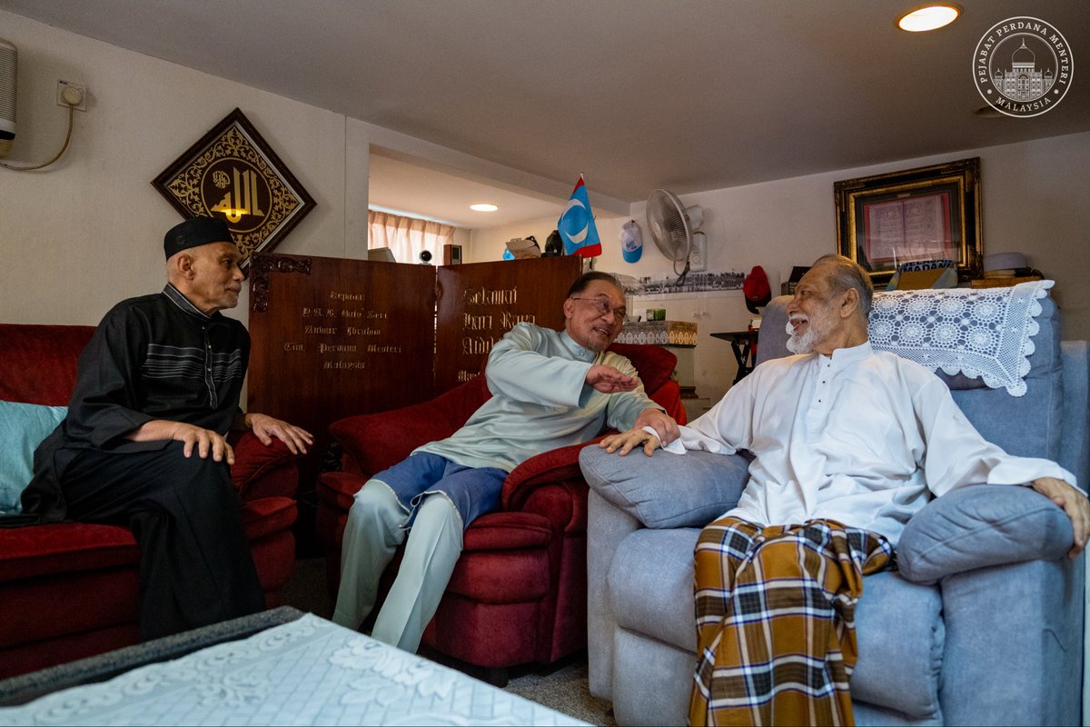 anwaribrahim's tweet photo. Pulang ke Cherok Tok Kun bagi menziarahi keluarga sambil menjejak kembali teratak yang menyimpan seribu satu kenangan. Di sinilah segalanya bermula, tawa kecil, didikan penuh kasih, dan susah senang yang membentuk keperibadian ini. 

Tatkala Aidilfitri menjelma, teratak ini tetap hidup dengan kenangan, namun dalam diam terasa ruang yang sedikit berbeza. Masih ada yang menghidupkan suasana, masih ada tawa yang menyapa, tetapi tidak lagi sepenuhnya seperti dahulu. Ada wajah-wajah yang kini hanya hadir dalam ingatan namun dekat di hati, menjadikan setiap detik terasa lebih bererti.

Aidilfitri mengajar kita tentang erti pulang bukan sekadar ke tempat, tetapi kepada kenangan, kepada kasih sayang yang tidak pernah hilang. Semoga segala yang telah pergi terus damai di sisi-Nya, dan yang masih ada terus menghargai setiap detik bersama.