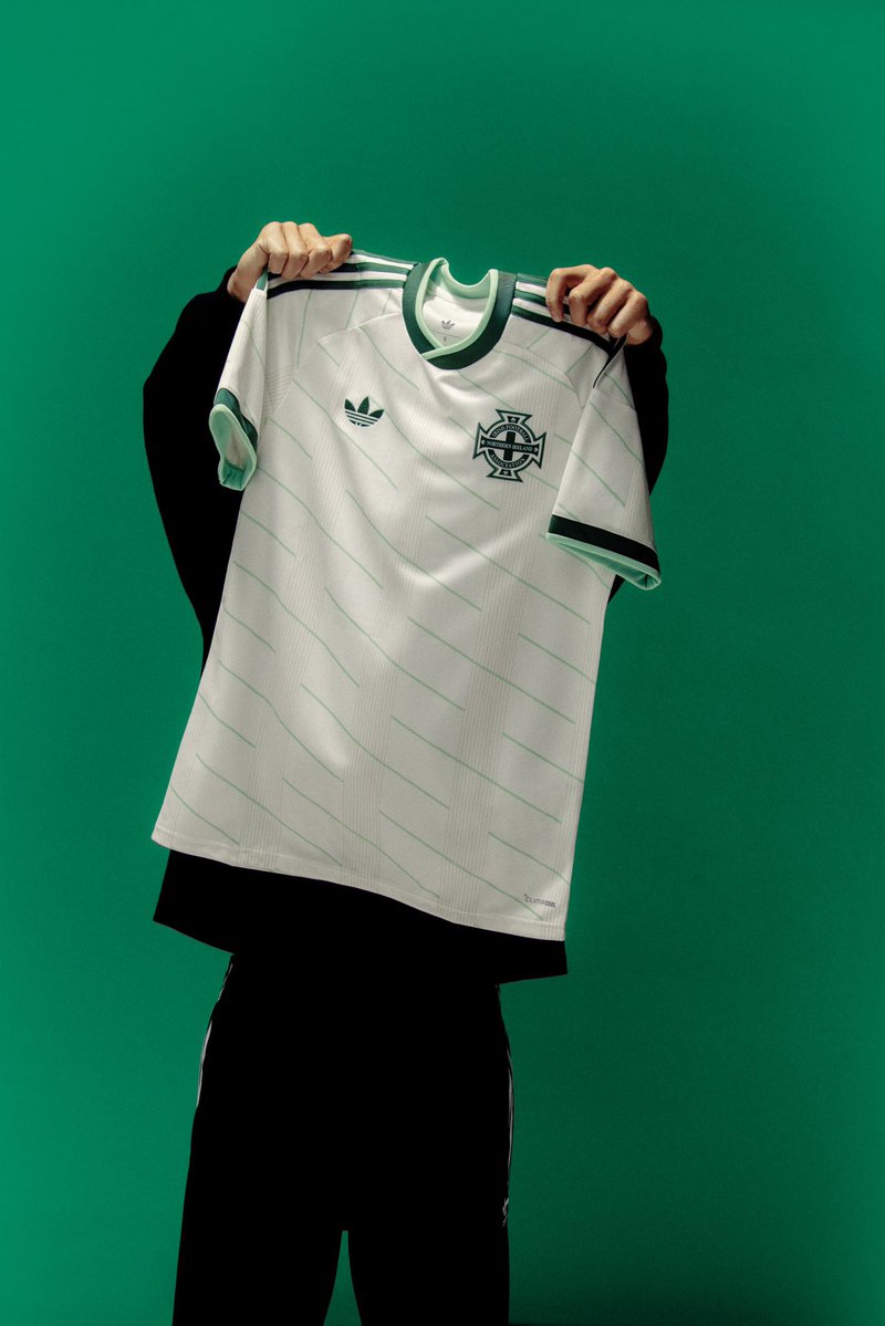 EMPAT TERBAIK versi saya, Adidas away shirt Piala Dunia 2026 #kultuitjersi | #jersibagus 

- Jepang, tema pinstripes memang masih jadi tema global. Jepang berhasil bikin tema ini naik level dg pemilihan warna garis yg colorful. Selain itu, garis-garis pada jersey sedikit banyak