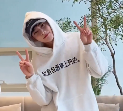 Zhang Hao's shading once again😂

Debut : "Sorry we're temporary"
Redebut : “i came to work voluntarily”

#ZHANGHAO #ジャンハオ #장하오