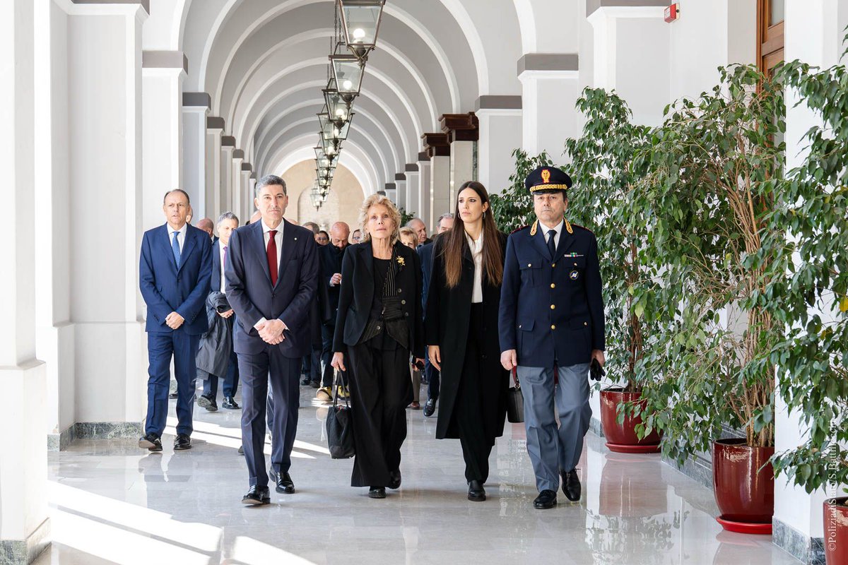 poliziadistato's tweet image. #20marzo Con una cerimonia alla Scuola superiore di Polizia è stato ricordato Antonio Manganelli
Insieme al #CapodellaPolizia Vittorio Pisani, presenti moglie e figlia di Manganelli, colleghi e amici del compianto Capo della Polizia poliziadistato.it/articolo/19966…