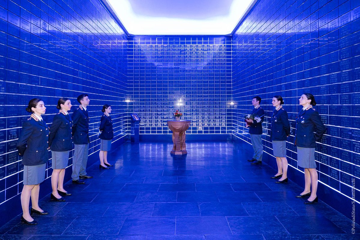 poliziadistato's tweet image. #20marzo Con una cerimonia alla Scuola superiore di Polizia è stato ricordato Antonio Manganelli
Insieme al #CapodellaPolizia Vittorio Pisani, presenti moglie e figlia di Manganelli, colleghi e amici del compianto Capo della Polizia poliziadistato.it/articolo/19966…