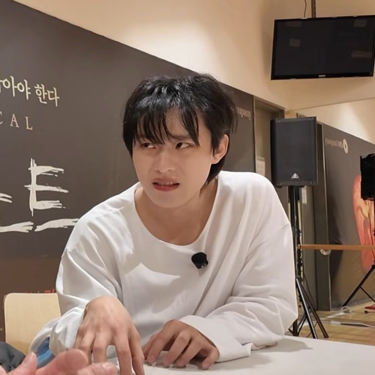 이상형: 
대화할 때 표정 이만큼 써주는 대문자F남자