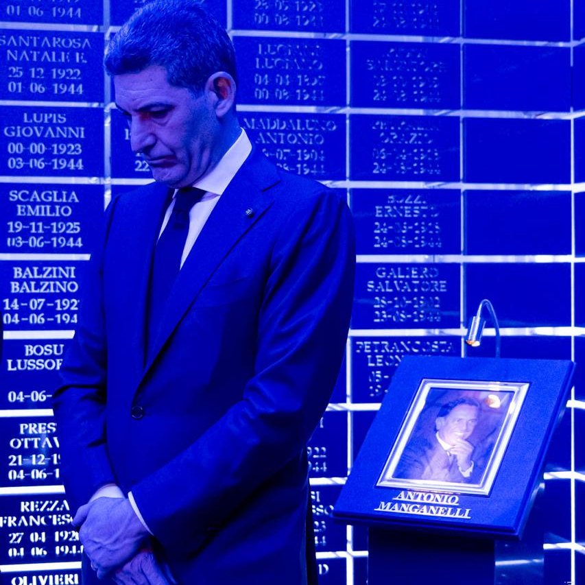 poliziadistato's tweet image. #20marzo Con una cerimonia alla Scuola superiore di Polizia è stato ricordato Antonio Manganelli
Insieme al #CapodellaPolizia Vittorio Pisani, presenti moglie e figlia di Manganelli, colleghi e amici del compianto Capo della Polizia poliziadistato.it/articolo/19966…