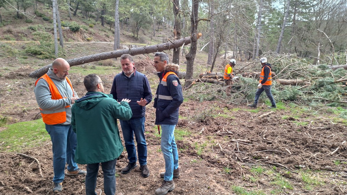 JuntaGranada's tweet photo. El delegado de @MedioAmbAND @ManuelFGranada visita en Huétor Santillán las actuaciones de emergencia del 'Plan Andalucía Actúa' para la recuperación de senderos y equipamientos de uso público, como la Zona de Acampada de Florencia y el Área Recreativa Fuente de los Potros https://t.co/VCnj5kw5MB