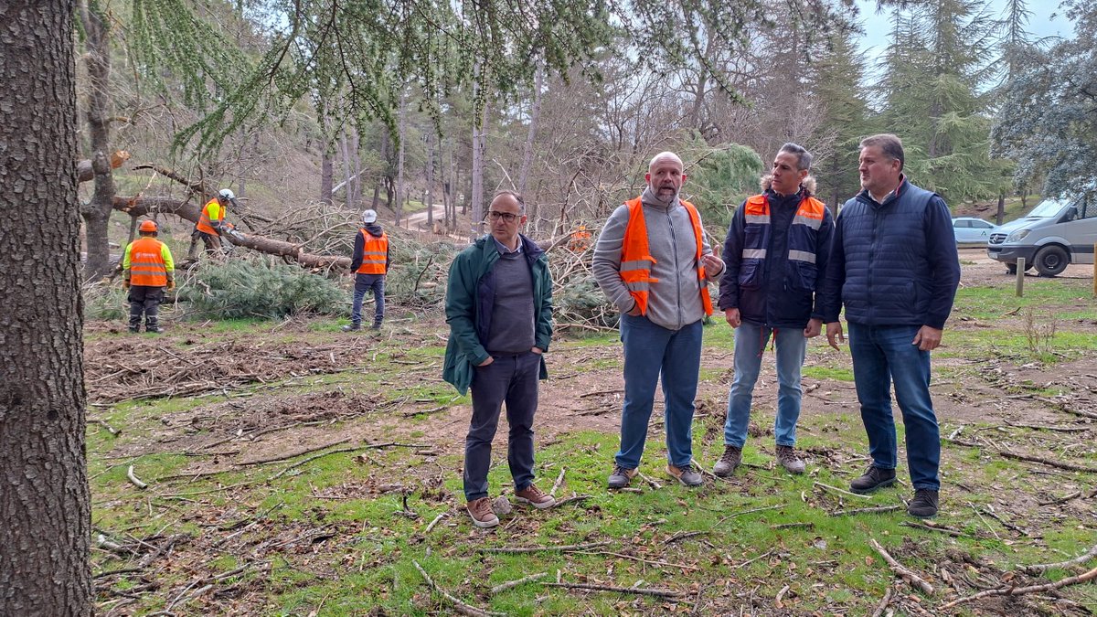 JuntaGranada's tweet photo. El delegado de @MedioAmbAND @ManuelFGranada visita en Huétor Santillán las actuaciones de emergencia del 'Plan Andalucía Actúa' para la recuperación de senderos y equipamientos de uso público, como la Zona de Acampada de Florencia y el Área Recreativa Fuente de los Potros https://t.co/VCnj5kw5MB