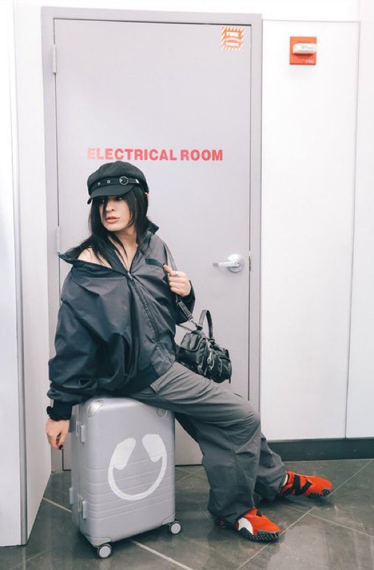 shakes「U OUT NOW」 tweet media