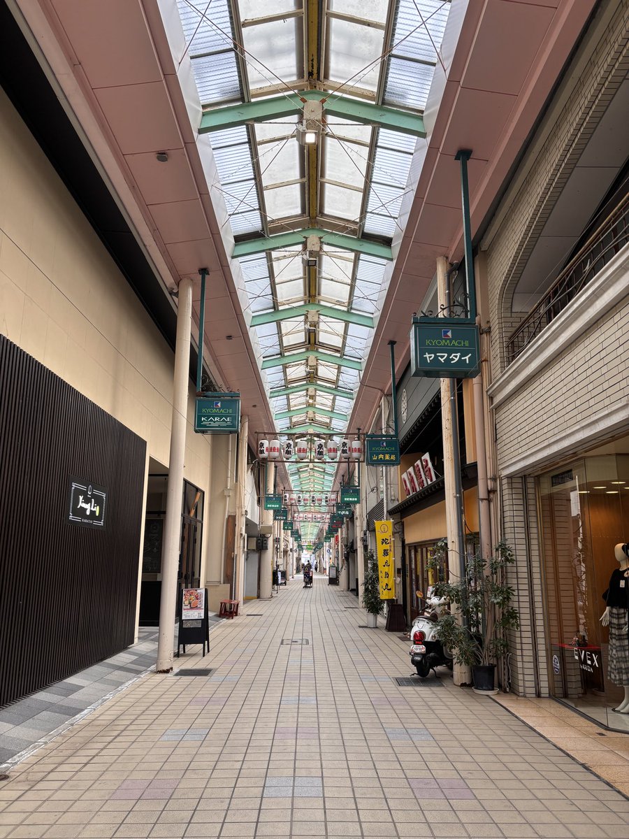 aireenrobe's tweet photo. 唐津旅行✈️
京町商店街（久町商店街のモデル）
２話でユリオが購入した虎のトレーナーが今でも飾られていて感激🐯

＃ユーリオンアイス
#yurionice
#唐津
#唐津旅行
#聖地巡礼 https://t.co/UNIgQGqoJH