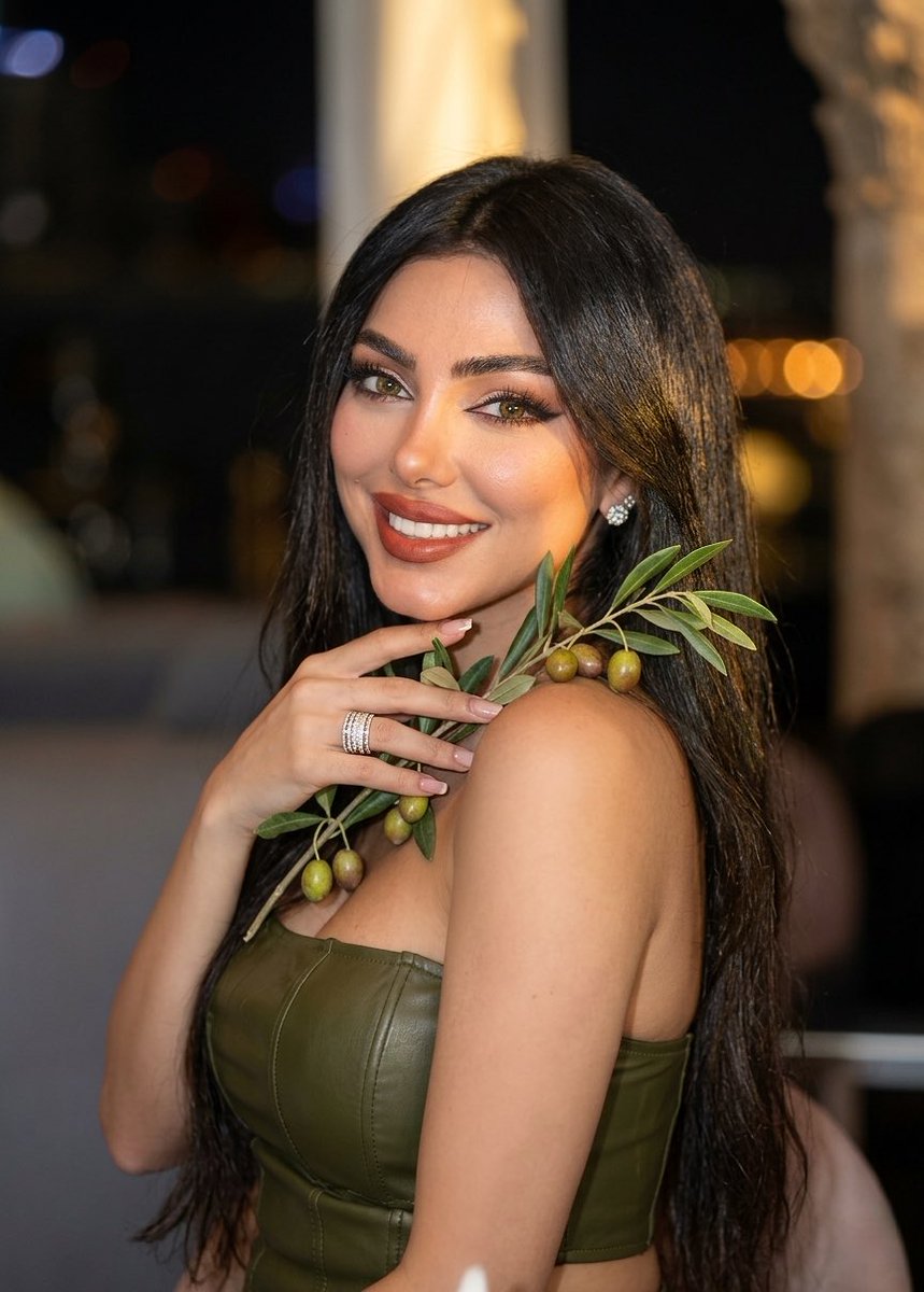 Mirvaamar's tweet photo. "عيدي هوّي ضحكة أهلي، وسلامة أرضي.. 🕊️
رغم الغصّة، رح نعايد ونتمسك بالحياة، لأنّو الوجع بيخلص.. بس الأمل ما بيموت. 🌿
فطر مبارك عالجميع، وينعاد علينا وعليكم بظروف أجمل وبأمن وأمان يا رب. ✨"
#Mirvaamar || #MA || #ميرفا_قمر
#فطر_سعيد #عيدمبارك https://t.co/jtd04mdOyw