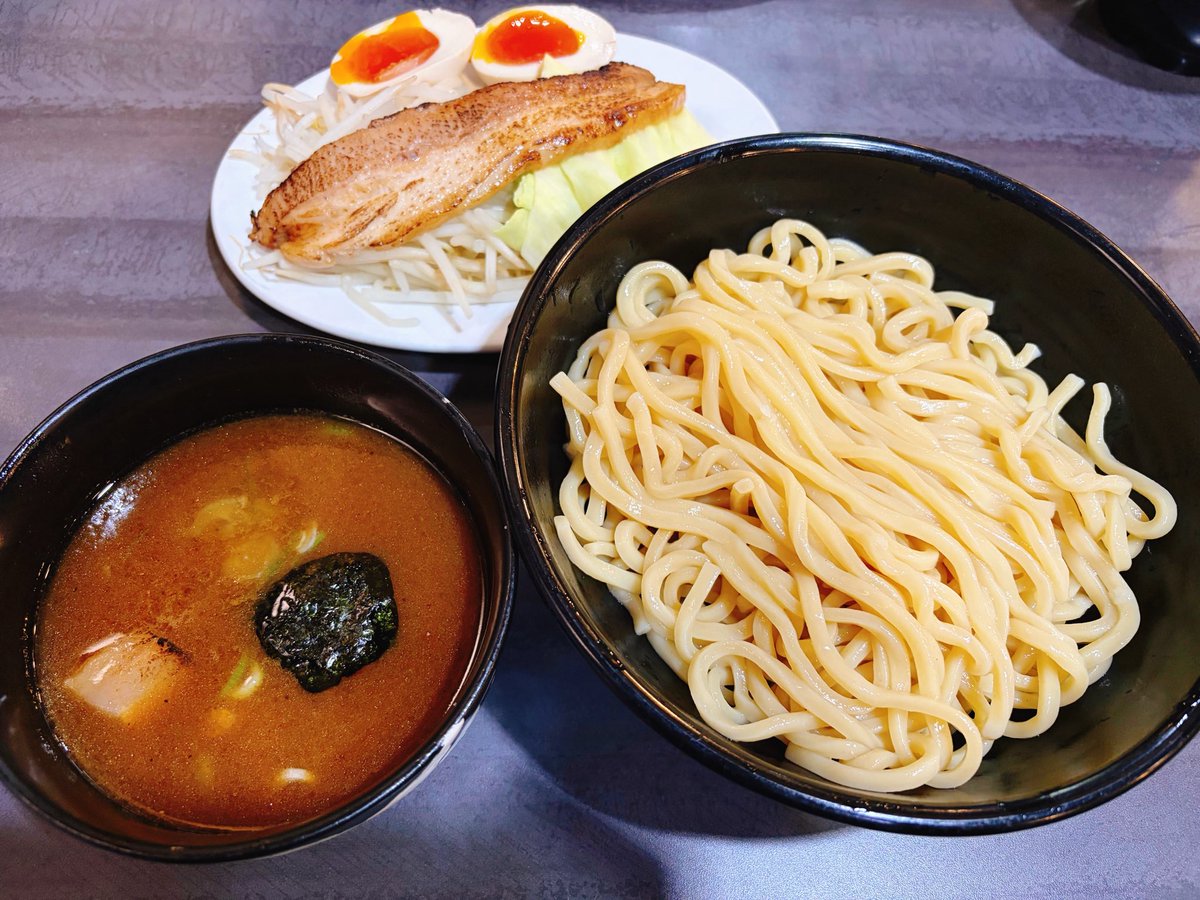 chocolate484848's tweet image. 本日の #walk 👣⸒⸒19159歩👣⸒⸒

静岡県に来ました🗻
お天気が微妙だったので、
いつもバタバタ寄る御殿場アウトレットへ
開店前から行くことに🛍

ランチは #さわやか 
整理券を取ってゆっくり買い物して…🛒𓈒𓂂
夜は #つけ麺白虎 で🍜

ぷくぷくしてきてるーっ🐷
週明けから痩せます😂