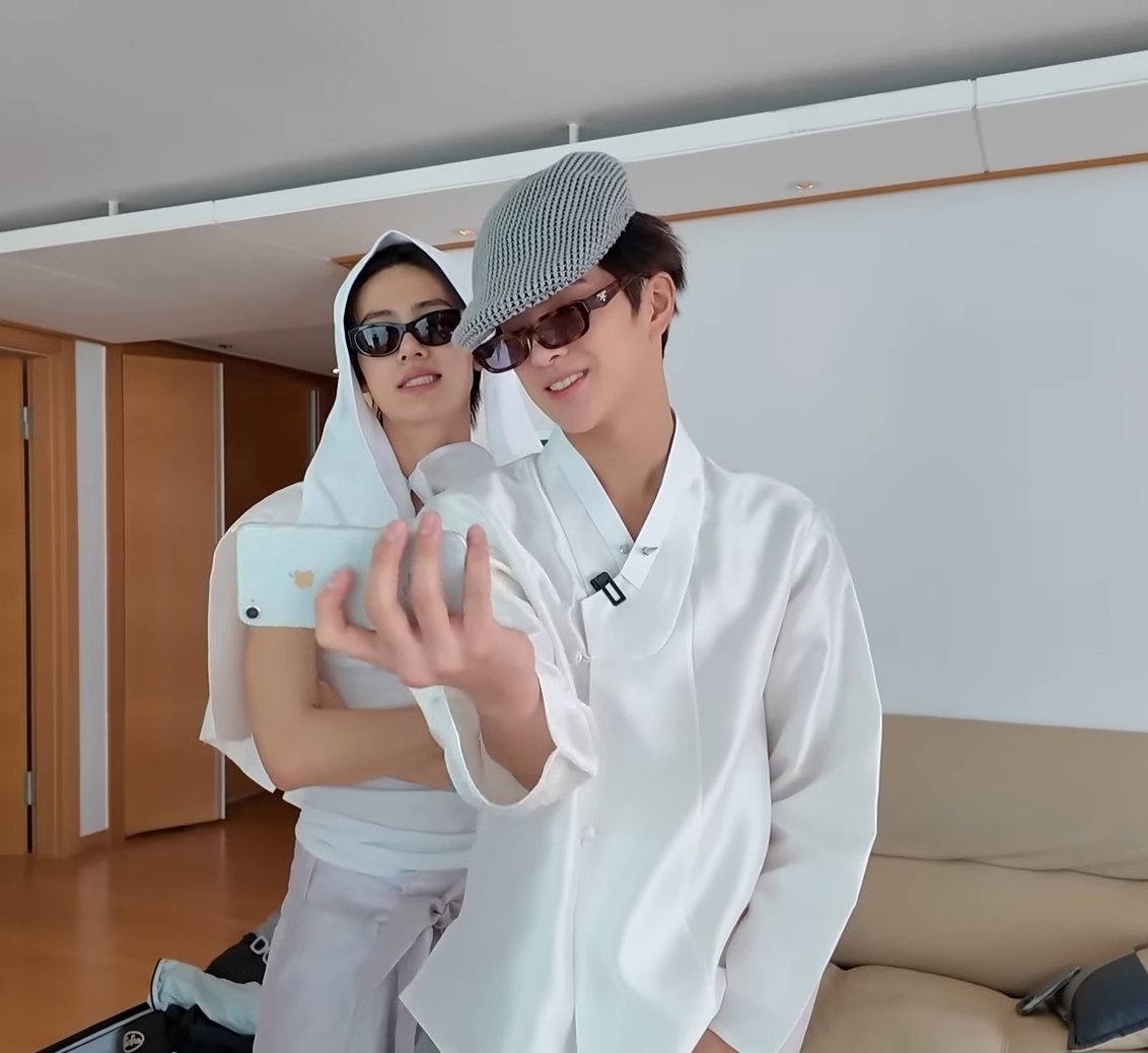 eightduck8's tweet photo. 아니 안건호 폰이 몇개야 https://t.co/oLLgC049r8
