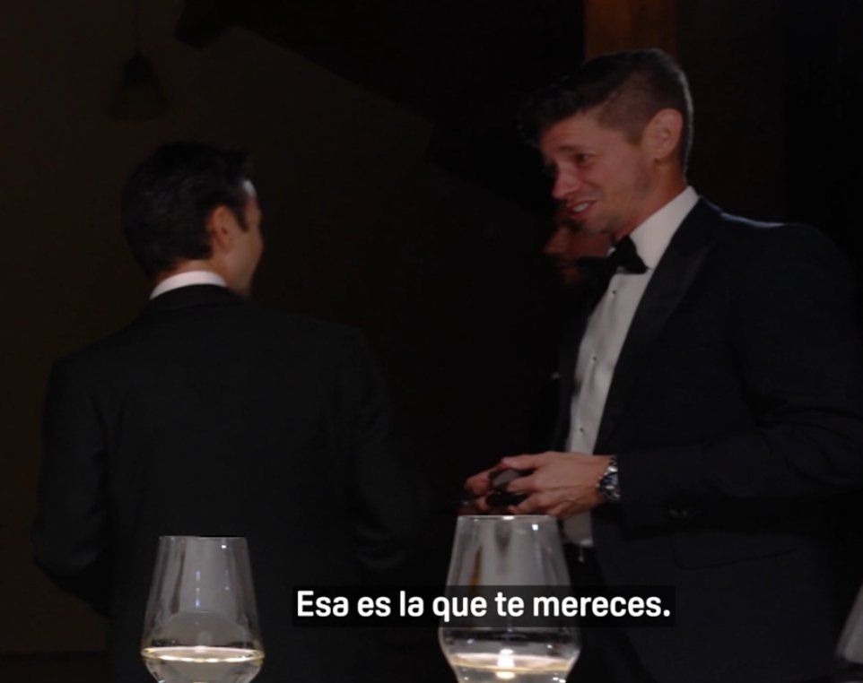 Rw_vss's tweet photo. Dani: Esta es la que me falta.
Stoner: Esa es la que te mereces
Rossi: Te merecías tener una.

Y aún hay gente (bastante ignorante, en mi opinión) que dice que estas cosas no se merecen, que solo se ganan, o que “cada año hubo alguien mejor”.

Pero los propios pilotos lo reconocen. El talento, la velocidad y su capacidad (a pesar del físico) hacían a Dani más que merecedor de un título de Motogp. Y más cuando, en algunos años, no hubo realmente alguien mejor… sino simplemente alguien que sumó más puntos.