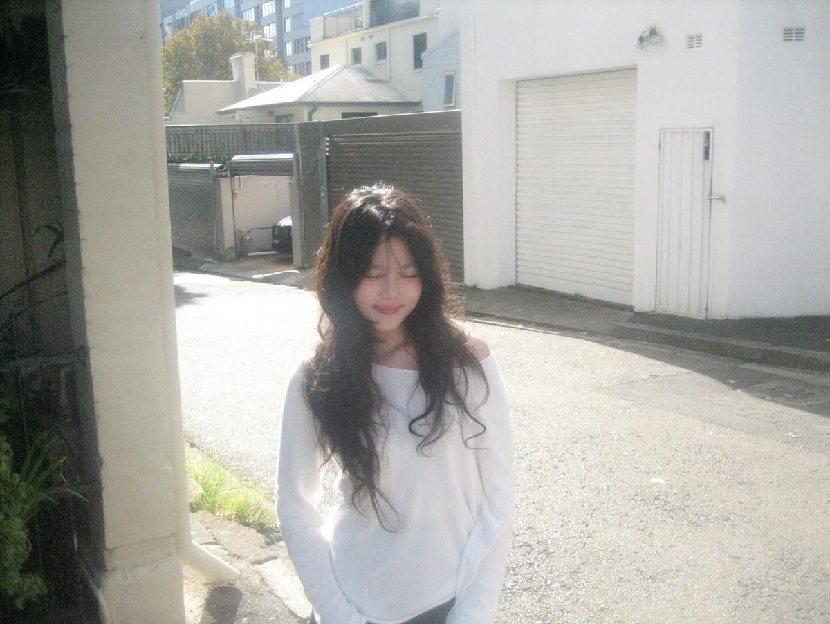 ellie chapman tweet media