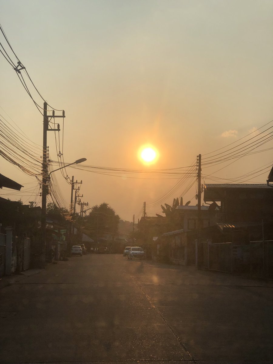 Lokiie54's tweet photo. ตะวันลับ ขอบฟ้า  …. ขอบฟ้า จะคมไหม? https://t.co/mNNJREs5cU