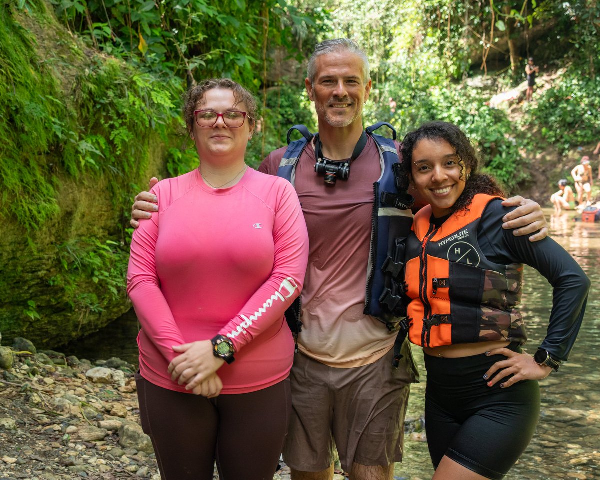 edleethompson's tweet photo. I'm so lucky to be able to work with my daughter and girlfriend. What a blessing. 🙏🏻💚🇵🇷

#TourGuide #TourGuideLife #TourGuideFamily #PuertoRico #Boriken https://t.co/80vy4fCQpH