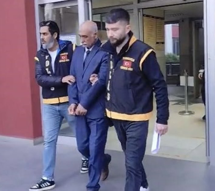 TABU ALANI VE HUKUKUN ÇATIŞMASI:
MANİSA’DA TUTUKLANAN ÖĞRETMEN

Kuzey Kore’nin kurucu lideri Kim Il-sung’u eleştiremezsiniz.

Tarihi bir şahsiyet olmanın ötesine taşınarak ebedi lider; ideolojik, sembolik ve yarı-kutsal bir referans noktası haline getirilen II-sung’a yönelik her