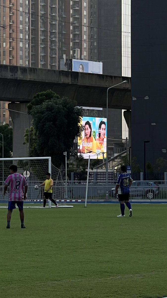 เมื่อวานเป็นวันที่นอยด์มาก รส.แย่กับตัวเองมาก แต่ที่ถ่ายงานคือหันซ้าย ตรงกลาง ขวา เจอบิวกิ้นทุกทิศเลย 😭 ได้แต่บอก(ป้าย)บิวกิ้นว่า ปลอบใจพี่ที 🥺