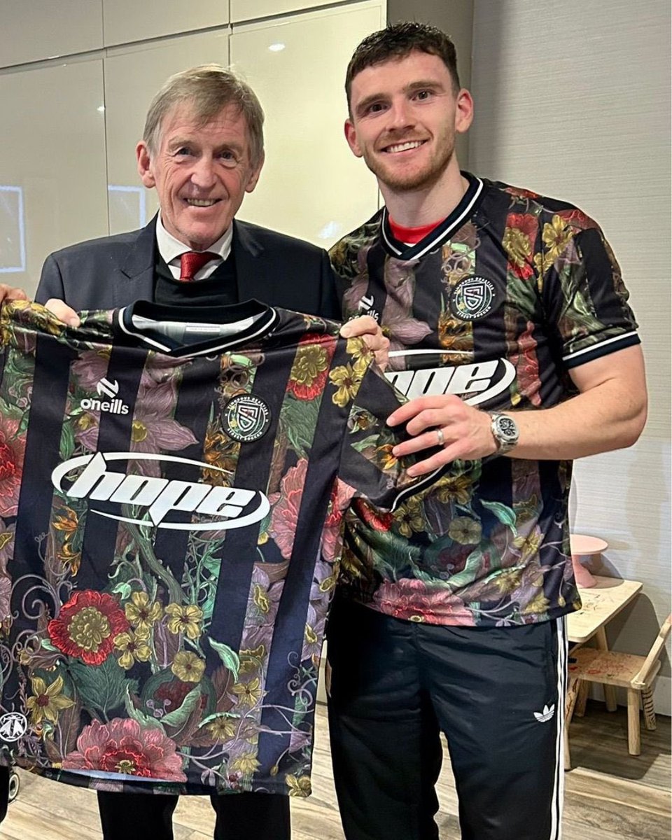 streetsoccerSCO's tweet photo. 𝐀 𝐟𝐨𝐨𝐭𝐛𝐚𝐥𝐥 𝐬𝐡𝐢𝐫𝐭 𝐟𝐢𝐭 𝐟𝐨𝐫 𝐚 𝐊𝐢𝐧𝐠 𝐚𝐧𝐝 𝐂𝐚𝐩𝐭𝐚𝐢𝐧

It was incredible to have our ambassador Andy Robertson and Sir Kenny Dalglish showing their support for the Hope Shirt after another memorable Champions League night under the lights at Anfield on Wednesday.

Last chance to buy 👉 https://t.co/47lfCA4axR