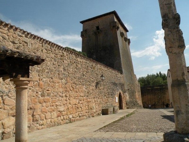 Altomedieval's tweet photo. TORREON DE DOÑA URRACA
Mozárabe - Siglo X – Burgos
https://t.co/xAUMUVUlfH

También llamada Torreón de Fernán González, que la construyó  en el acceso a Covarrubias, una de las villas medievales más bellas de España, y próxima a la Colegiata de San Cosme y San Damián. https://t.co/iOssrIhQCJ