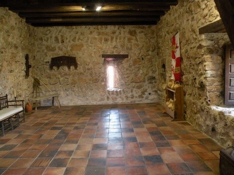 Altomedieval's tweet photo. TORREON DE DOÑA URRACA
Mozárabe - Siglo X – Burgos
https://t.co/xAUMUVUlfH

También llamada Torreón de Fernán González, que la construyó  en el acceso a Covarrubias, una de las villas medievales más bellas de España, y próxima a la Colegiata de San Cosme y San Damián. https://t.co/iOssrIhQCJ