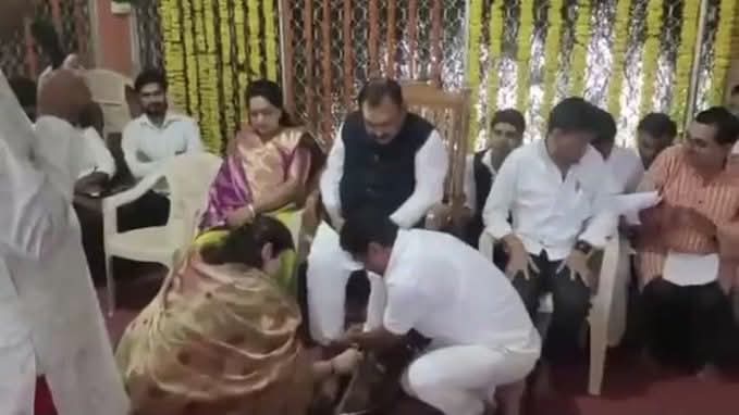 kamalkanker's tweet image. नासिक में गिरफ्तार ज्योतिषाचार्य अशोक खरात का रसूख हैरान करने वाला है। 😔 सीएम हाथ मिलाते थे और महिला आयोग की अध्यक्ष पैर धोती थीं, लेकिन अब ब्लैकमेलिंग और रेप का मामला सामने आया है। ⚖️ सच्चाई सामने आएगी! 🧐 #Nashik #RapeCase
