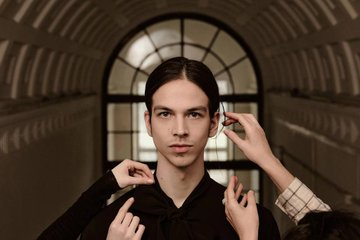 а если без шуток, на этом фото арка формируется в нимб, как на православных иконах, и это настолько вкусно сделано, жестб