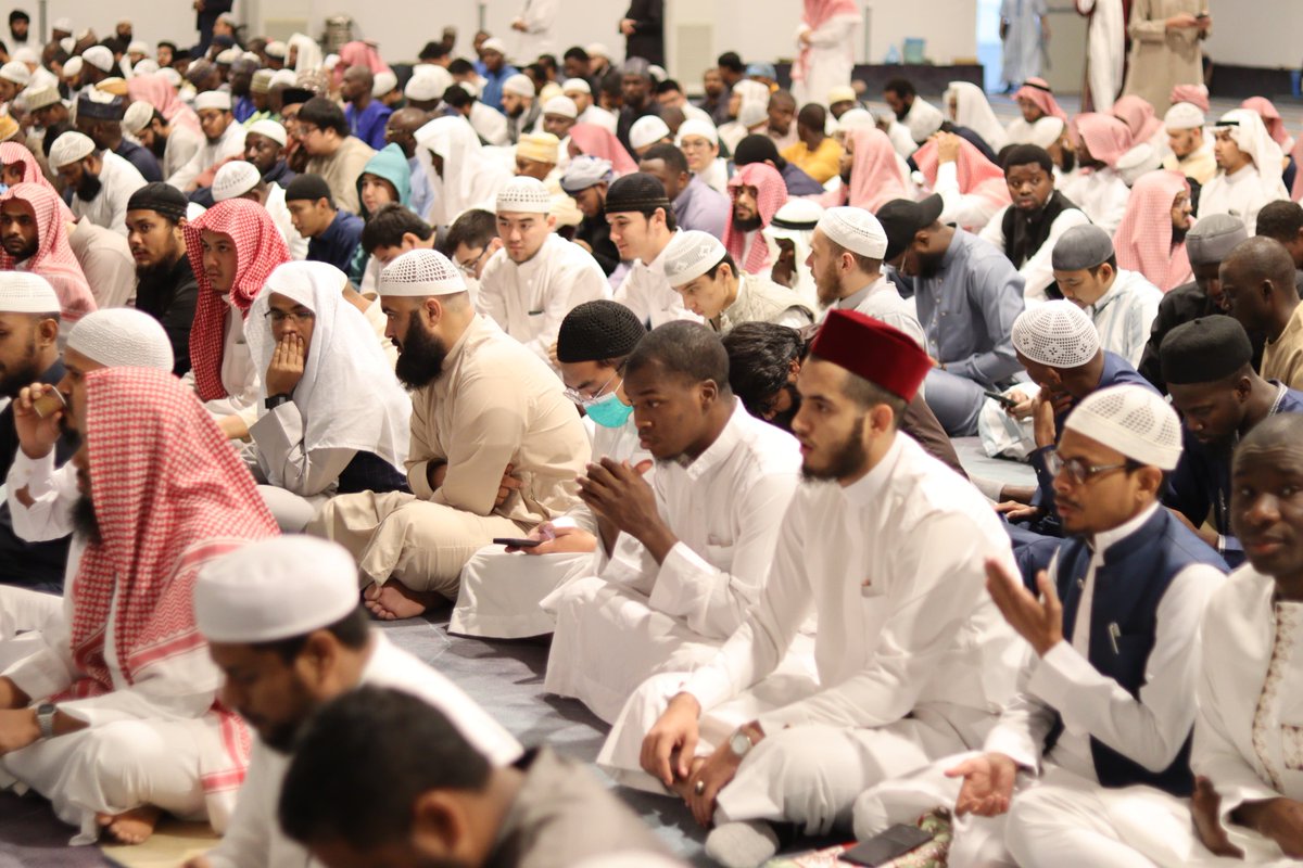 iu_edu's tweet photo. مشاهد من صلاة #عيد_الفطر_المبارك بمساجد #الجامعة_الإسلامية، في أجواء من الألفة بين الطلاب، وتهانٍ تعكس بهجة العيد وروح الأخوّة.
كما التقى سعادة رئيس الجامعة د. صالح بن علي العقلا بأبنائه الطلاب، مقدّمًا لهم التهنئة بهذه المناسبة. https://t.co/SetCjI5Byp
