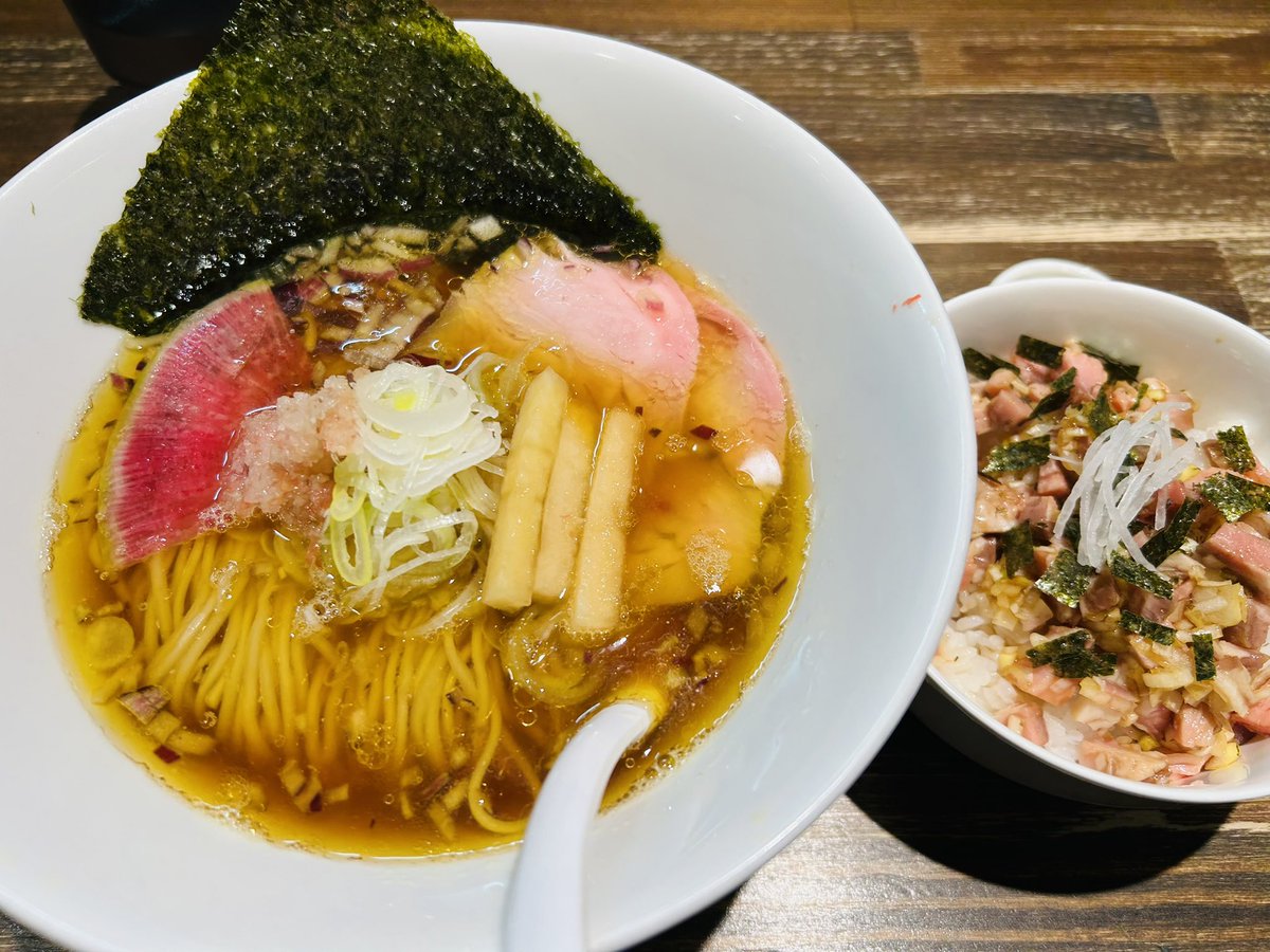 consa_my's tweet image. 試合前日はスポンサーさま貢献。
非常に美味しゅうございました。
#GRAPHIC
#ラーメンん