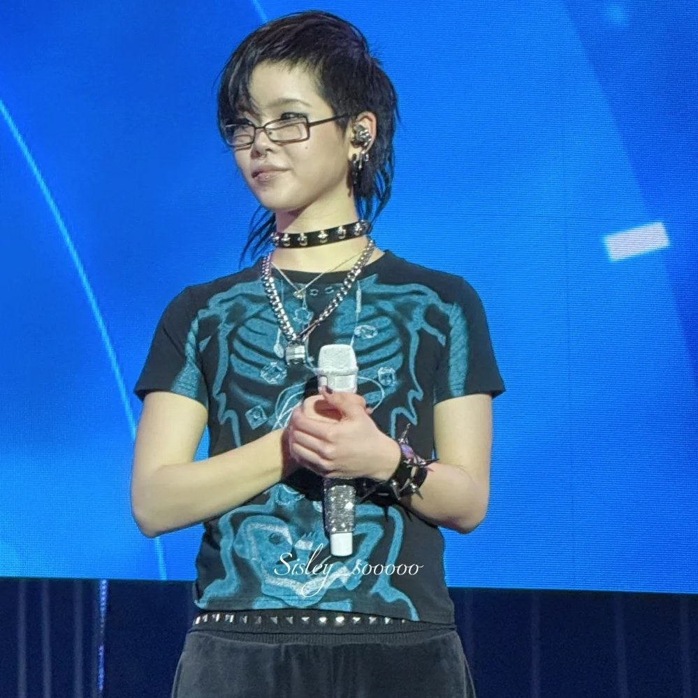 Auralizzie's tweet photo. Glasses, choker, and THAT SPIRAL EAR PIERCING!! … He’s the hottest emo in Japan. https://t.co/LIOqagHt3r