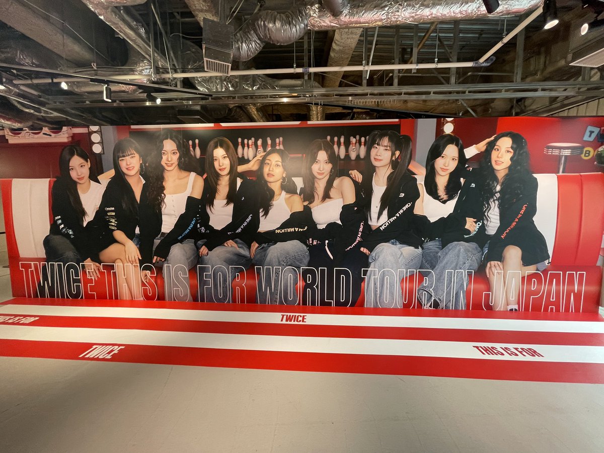 TWICEのポップアップ13:00〜14:00の回で入った時、入口のパネルでミナペンの女性に写真撮ってくださいって言われて、2枚写真撮ったけど、上手く写真撮れてたかな？スマホで他撮りするのって難しいよね😓