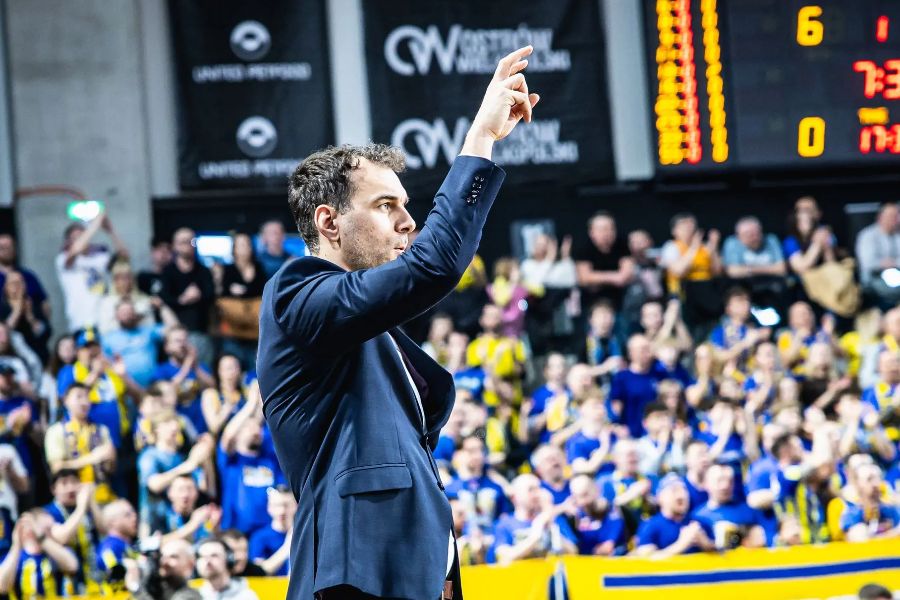 superbasketpl's tweet photo. Lato transferowe 2026 w PLK właściwie się rozpoczyna, więc czas najwyższy odkurzyć rubrykę "Fakty czy plotki?" :)

– baaardzo lukratywna oferta dla Andrzeja Urbana – którymi śladami Igora Milicicia podąży?

– po awanturze pomiędzy Jakubem Karolakiem a prezesem Startu Lublin prokuratura prowadzi śledztwo!

– Śląsk gra o 19. mistrzostwo – na bogato, chcąc wymazać wspomnienie o Justinie Robinsonie

– pierwszoligowa paranoja nie zasługująca na dodatkowy komentarz

#plkpl

CZYTAJ: https://t.co/cxxcqo9bNr