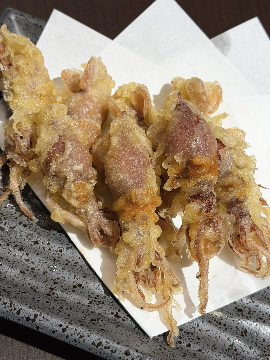 今日はホタルイカの天ぷら。
噛んだ瞬間、旨味爆発。
これが富山の春の幸せ。