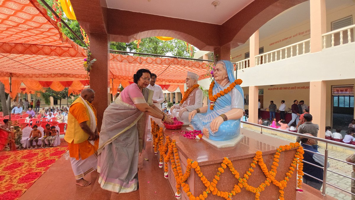 DSBhole's tweet image. आज पिताश्री, कीर्तिशेष बाबा दर्शन सिंह जी के 23वें महानिर्वाण दिवस के अवसर पर कंचौसी बाजार स्थित दर्शन सिंह स्मृति महाविद्यालय में आयोजित कार्यक्रम में शामिल होकर उन्हें विनम्र श्रद्धांजलि अर्पित की. 
#Shraddhanjali #Kanchausibazar #KanpurDehat #कंचौसी #devendrasinghbhole