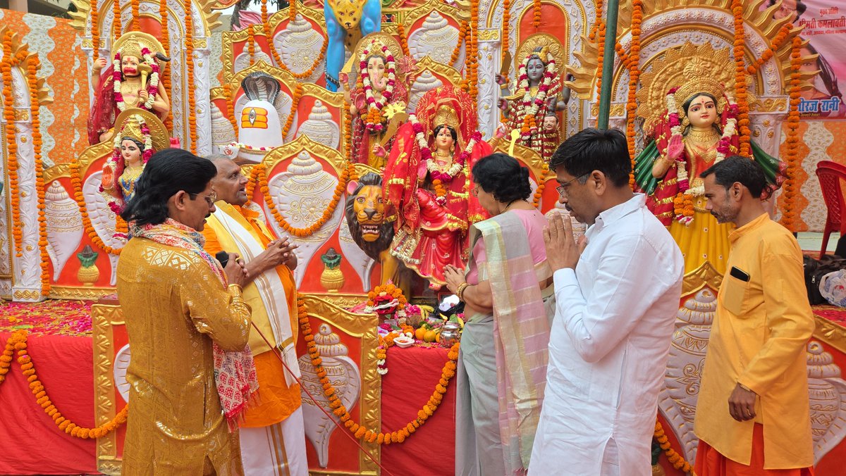 DSBhole's tweet image. आज पिताश्री, कीर्तिशेष बाबा दर्शन सिंह जी के 23वें महानिर्वाण दिवस के अवसर पर कंचौसी बाजार स्थित दर्शन सिंह स्मृति महाविद्यालय में आयोजित कार्यक्रम में शामिल होकर उन्हें विनम्र श्रद्धांजलि अर्पित की. 
#Shraddhanjali #Kanchausibazar #KanpurDehat #कंचौसी #devendrasinghbhole