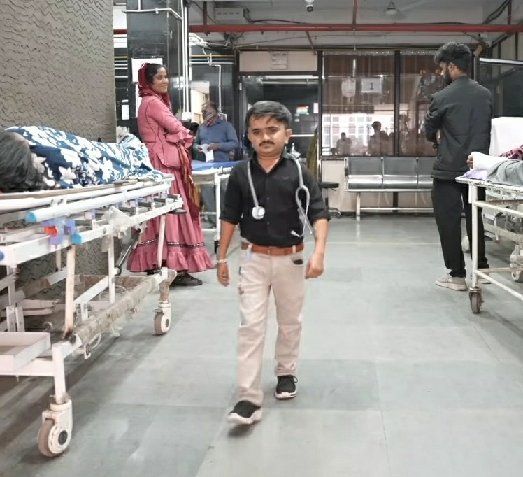 डॉ गणेश बारिया पर फिल्म बननी चाहिए GANESH BHAI MBBS.

गणेश बारिया बौने हैं. जब वो प्राइमरी स्कूल में पढ़ते थे सर्कस वाले उनके पिता को 5 लाख  रुपए दे रहे थे,

उनके पिता ने गणेश को बेचने से इंकार कर दिया और पढ़ाया लिखाया.

गणेश पढ़ाई में होशियार थे. मेडिकल कॉलेज में दाखिला लिया,