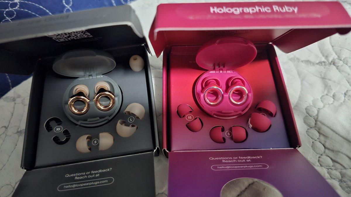 Neung_Parach's tweet image. ear loop งอกกก

ใส่สีโรสโกล มา 2 ปีล่ะ
เพราะอยู่ที่เสียงดังจัดๆ ไม่ไหว
รุ่งขึ้นจะปวดหัวเหมือนโลกจะแตก
แต่พอใส่มันแล้ว ดีขึ้นมาก แบบ มากกกก

ทีนี้ จุกยางมันหาย
ระหว่างจะเข้าไปหา จุกยางเพิ่ม
ก็เจอ สีแดงงง

กดเพิ่มสิ 555
แดงถูกใจจ

#earloop
#earloopxtomorrowland