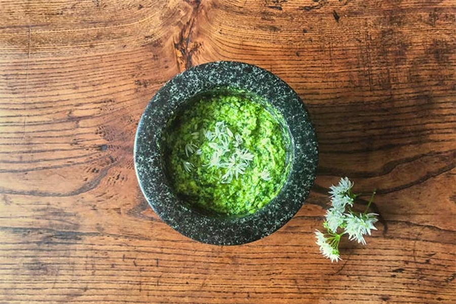 theguide_uk's tweet image. Eat them now: five spring ingredients that won’t wait and the recipes to try inc @jamieoliver wild garlic pesto #wildgarlic #forage #whattocook bit.ly/4sXGs0e
