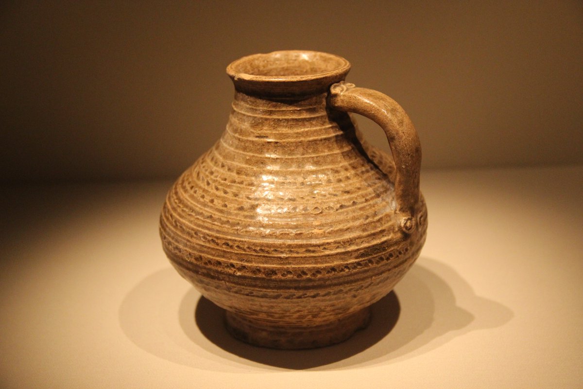 ChinaShowcase's tweet image. Ever wondered why this 3,000-year-old proto-porcelain shines? 
Ash—mostly from the Western Zhou kiln—reacted with clay minerals, forming a smooth, glassy finish.

#AncientChina #WesternZhou #Ceramics