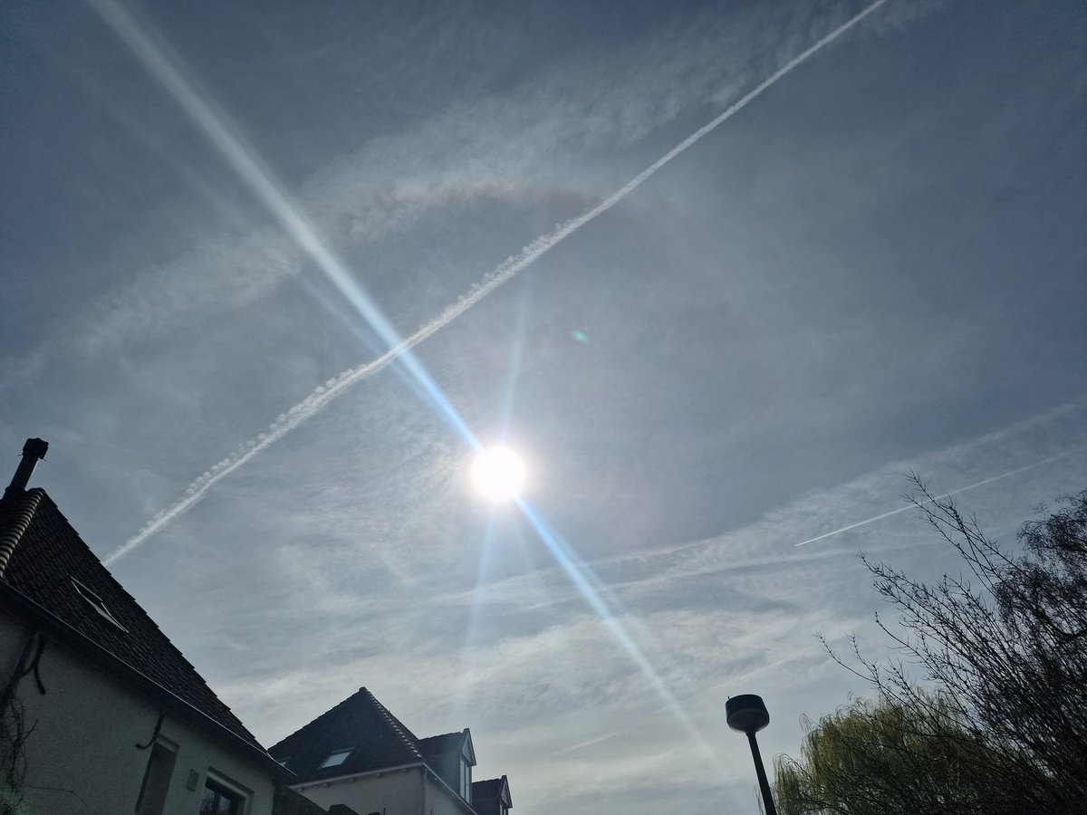 ADOotjuh's tweet image. Ze zijn weer lekker bezig. Geen olie tekorten nog bij de strepentrekkers. Integendeel. #chemtrails #geoengenering