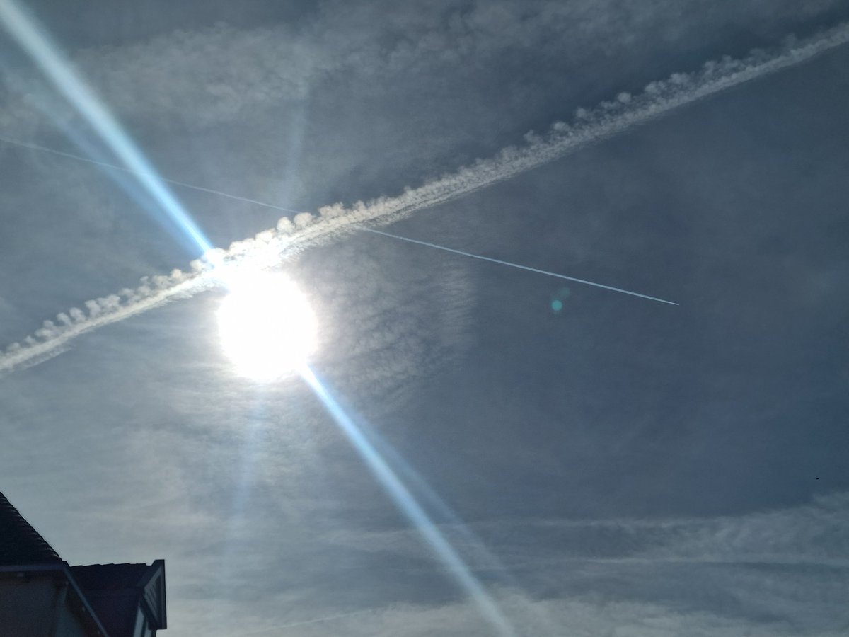 ADOotjuh's tweet image. Ze zijn weer lekker bezig. Geen olie tekorten nog bij de strepentrekkers. Integendeel. #chemtrails #geoengenering